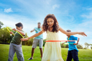 div_kinder-mit-hula-hoop-reifen_2025-10